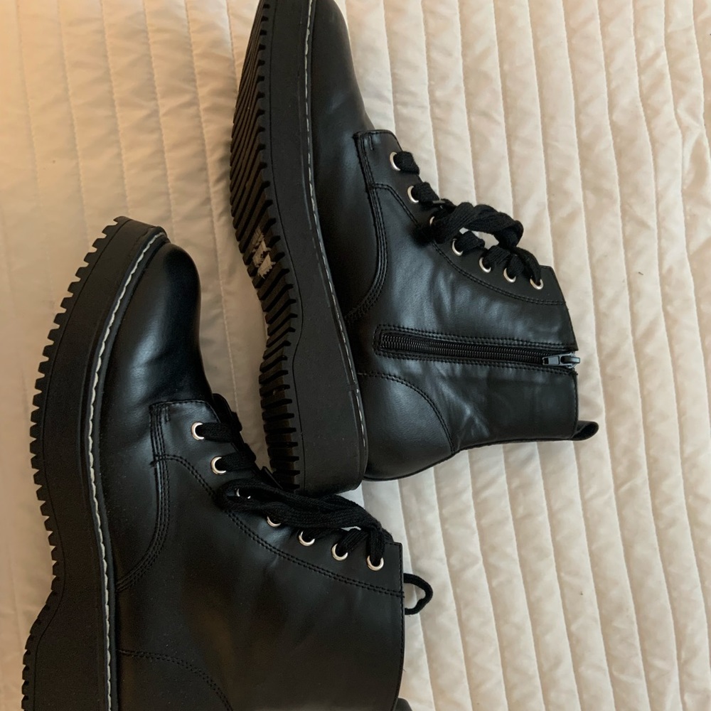 Al black boots.